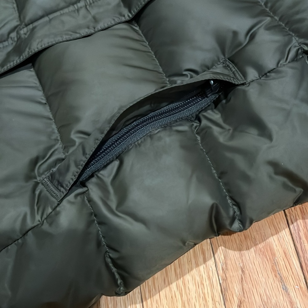 Like new - Theory down vest with raccoon fur trim. Removable hood, size M - Picture 6 of 12
